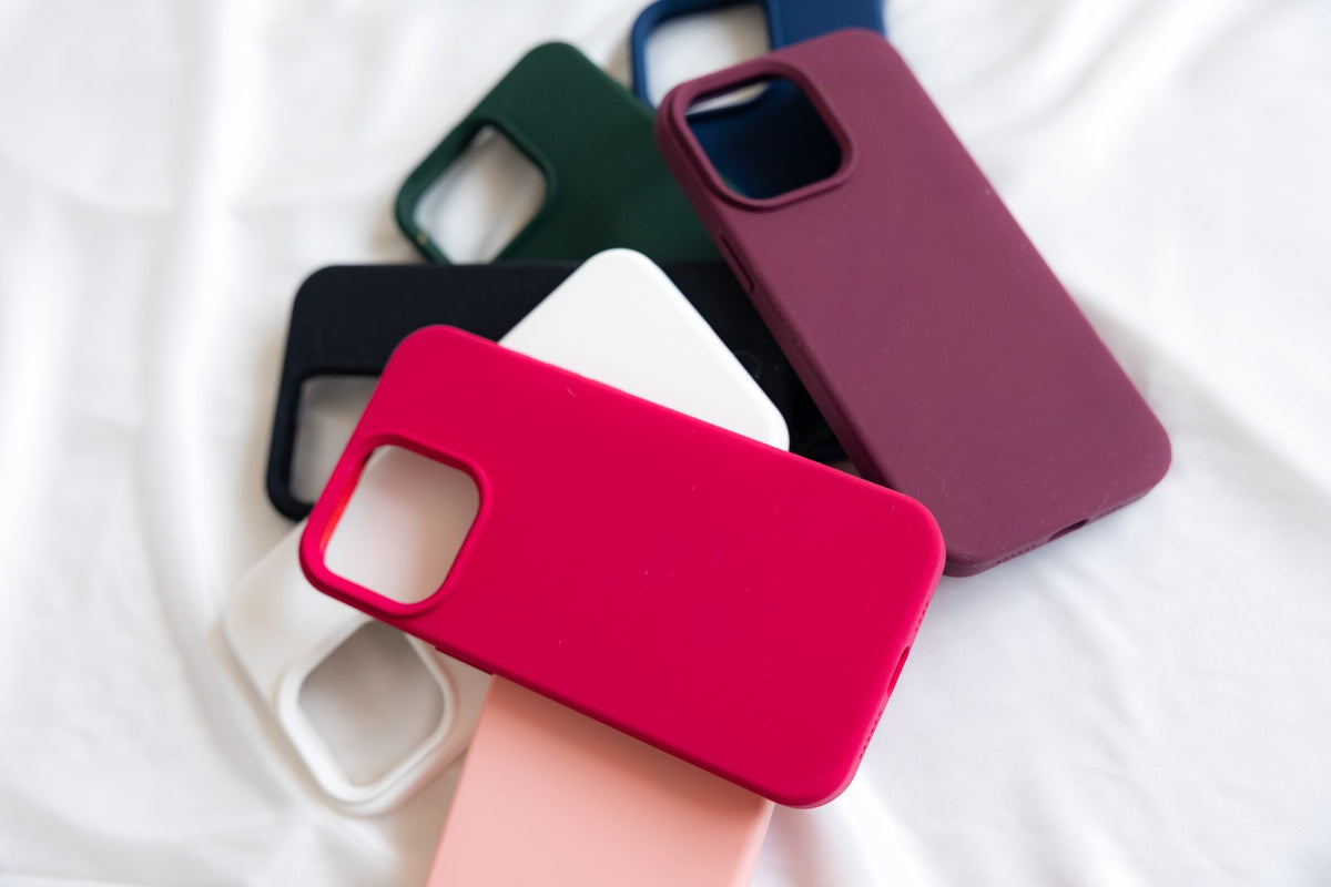 Silíkonhulstur fyrir iPhone í mörgum litum á hvítu líni
